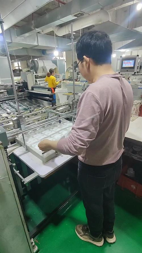 我这边是热转印烫画的厂家,涵盖:柯式丝印/彩印,普
